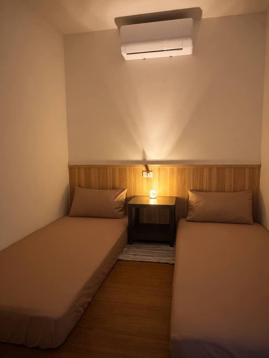 和鳴雙人房全景,原木色和式雅房附獨立冷氣與舒適寢具