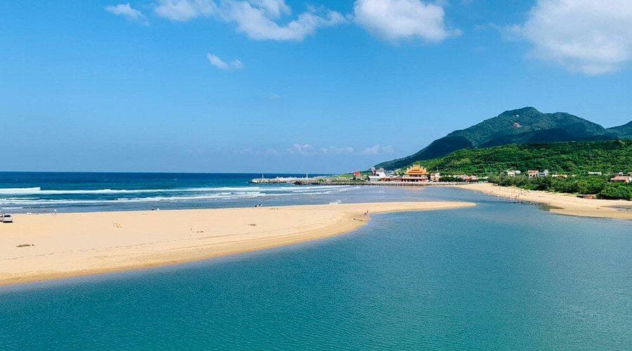 福隆海水浴場空拍,金色沙灣延伸至湛藍海線