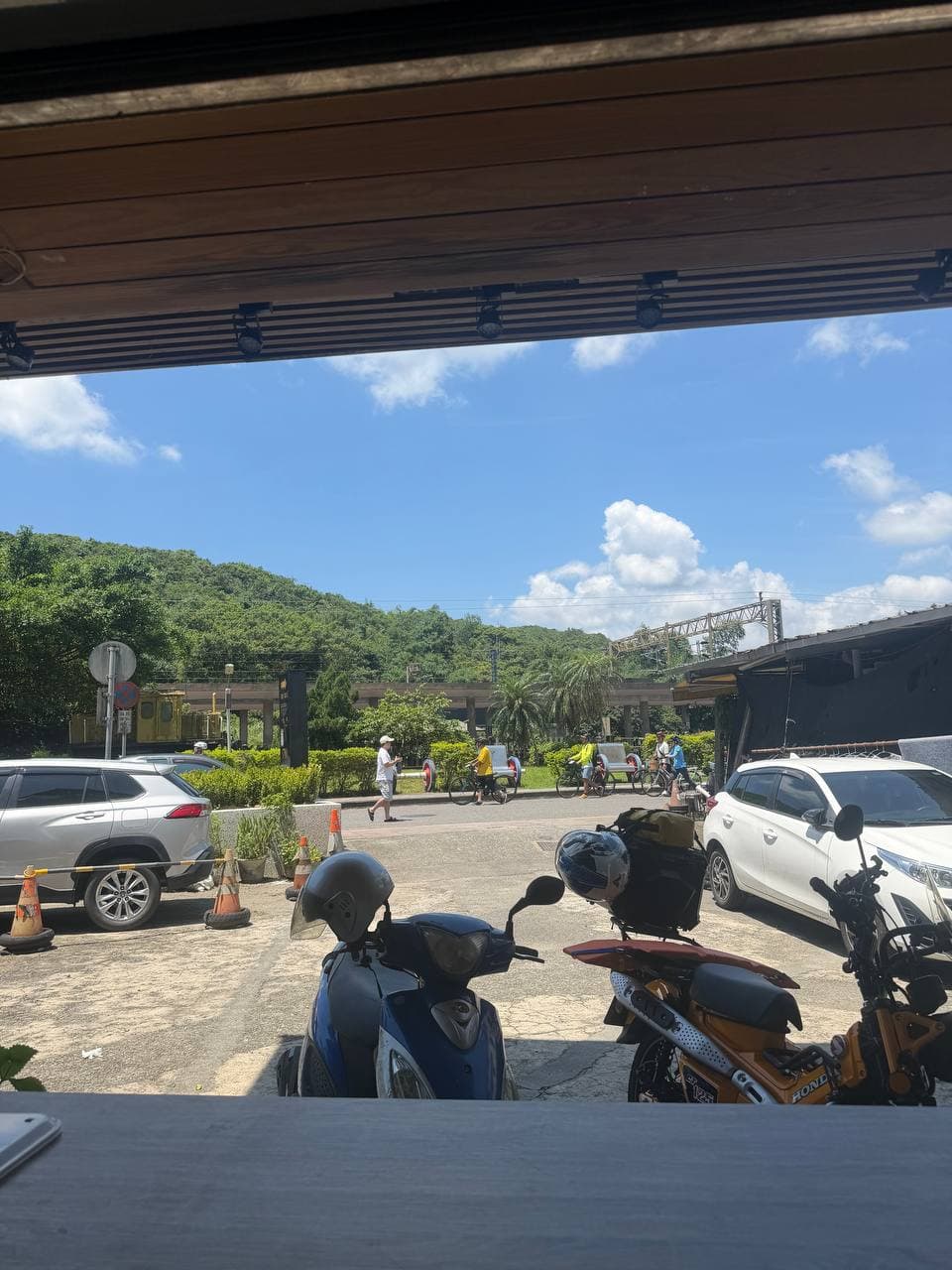 一間屋窗外遠眺,青山綠意與福隆街景